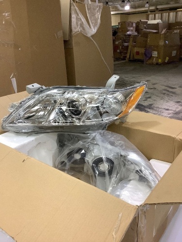 headlight assembly unknown vehicle  - Lot 384