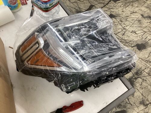 LED Halogen Passenger Right Headlight For 19 20 21 GMC Sierra 1500  - Lot 437