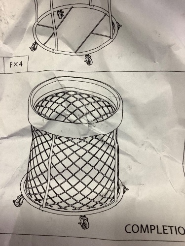 sport storage bin - Lot 292
