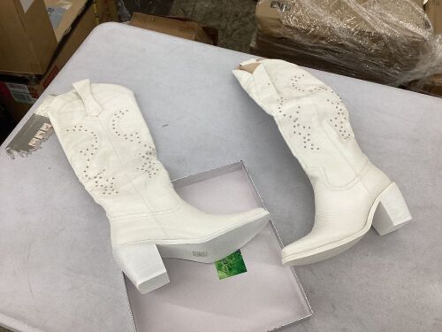 WETKISS Embroidered Western Boots, Size 8.5 - Lot 383
