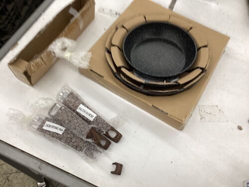 Vkoocy Frying Pan Set - One Handle Broken  - Lot 391