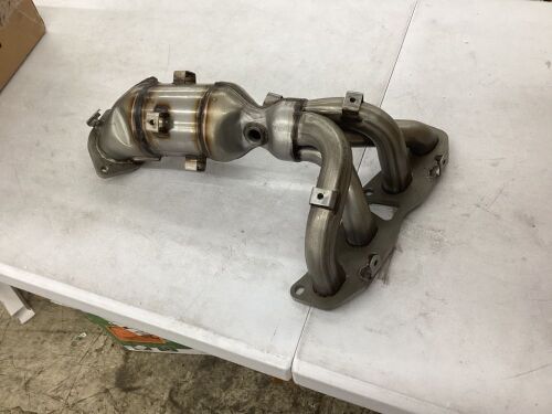 Exhaust Manifold with Catalytic Converter - Lot 387
