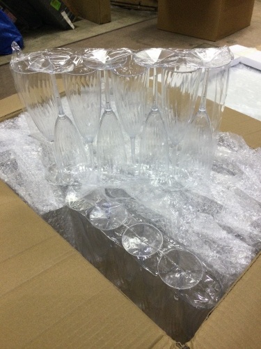 12 packs of 8 glasses clear plastic champagne glasses - Lot 369