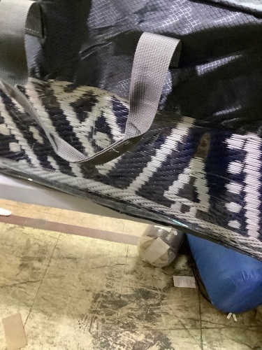 blue and white rug  - Lot 65