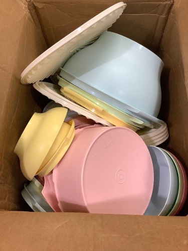 tupperware  - Lot 379