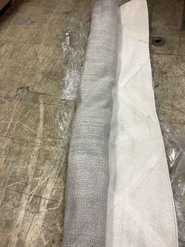 6"7 X 9" white palafito rug - Lot 415