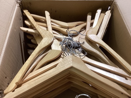 case of hangers - Lot 302