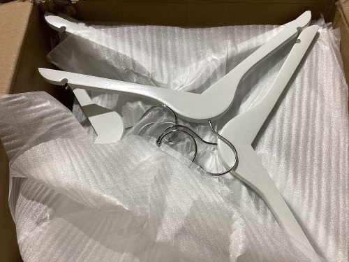case of hangers  - Lot 305