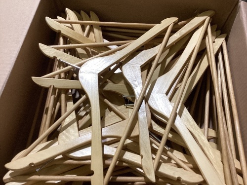 case of hangers - Lot 306