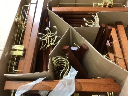 case of hangers - Lot 307