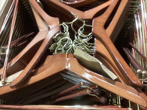 case of hangers - Lot 309