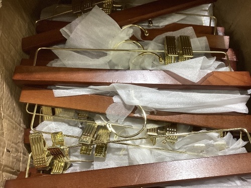 case of hangers - Lot 315