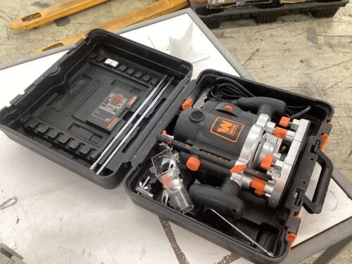 WEN RT6033 15-Amp Variable Speed Plunge Woodworking Router Kit with Carrying Case and Edge Guide - Lot 517