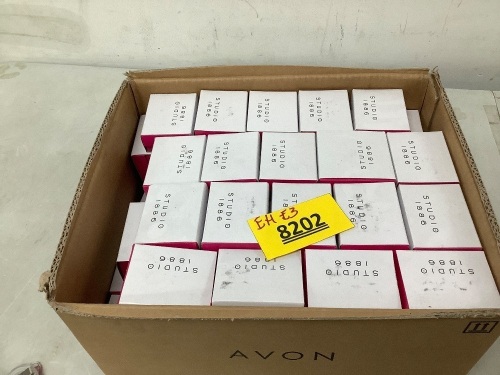 Box of Jewelry - Lot 8202