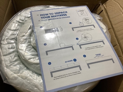 Queen size memory foam mattress topper with deep pocket - Lot 175