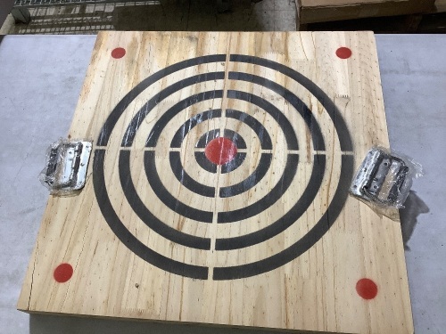 wooden target with handles - Lot 186