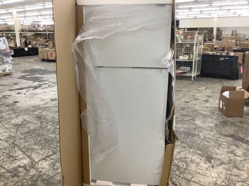 Vissani 18 cu. ft. Top Freezer Refrigerator DOE in White - Large Dent on Right Side of Door  - Lot 14