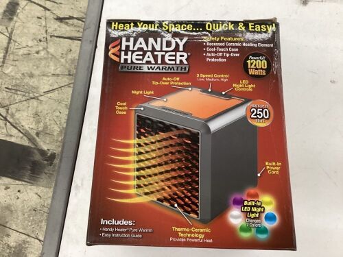 800-BTU Fan Heater Electric Personal Space Heater Furnace with UV Light  - Lot 403
