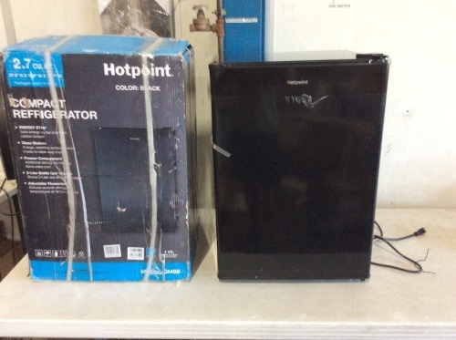Hotpoint 19" Energy Star Compact Refrigerator with 2.7 cu. ft. Capacity - Lot 107