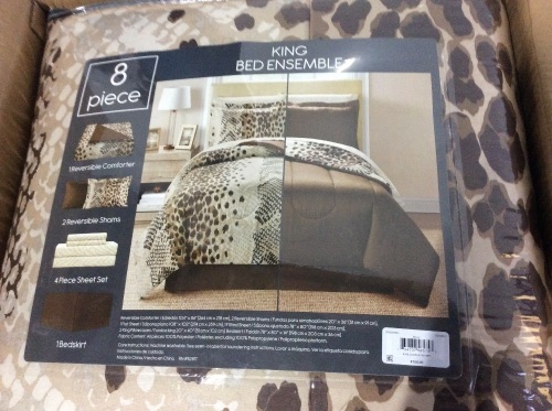 8 Piece Reversible Bedding Set, King - Lot 612