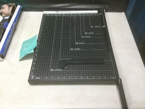 ISDIR Guillotine Paper Cutter 18" x 15"  - Lot 688