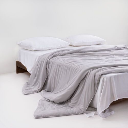 Slashop ChillGuard Cooling & Pet Hair Repellent Comforter, King  - Lot 203