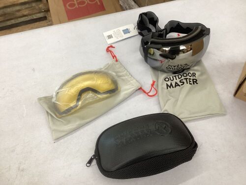 OutdoorMaster Ski Goggles, Interchangeable Lens  - Lot 644