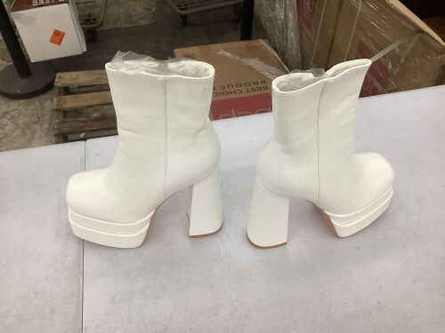 WETKISS Platform Boots, Size 8  - Lot 751