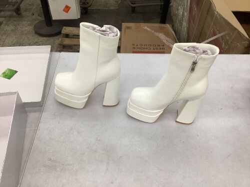 White Platform Boots, Size 7 - Lot 571