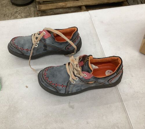 Retro Hand-Stitched Lace Up Washed Leather Round Toe Flat Heeled Sneaker - Lot 476