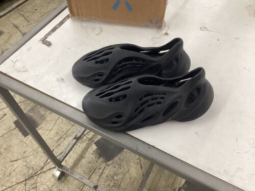 Rubber Slip On Shoes, Size 43 - Lot 357
