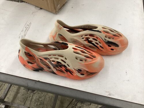 Rubber Slip On Shoes, Size 44 - Lot 397