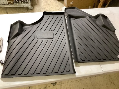 2 piece floor mats for unknown vehicle - Lot 384