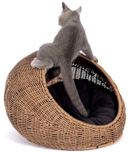 D+GARDEN Wicker Cat Bed Dome for Medium Indoor Cats - a Covered Cat Hideaway Hut of Faux Rattan Houses Pets in Dome Basket, Washable $89.99 - Lot 501