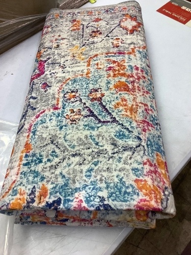 81 x 58" Indoor Rug - Lot 362