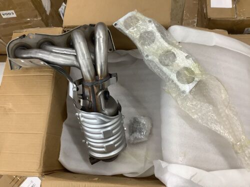 Catalytic Converter Exhaust Manifold w/Gasket For Toyota Camry 2.4L 2002-2006  - Lot 242
