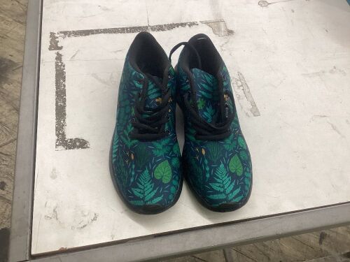 Leaves Print Shoes, Size 9W - Lot 545