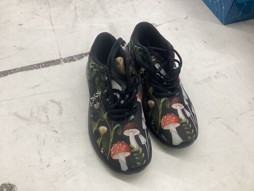 Floral Mushroom Print Shoes, Size 9W - Lot 559
