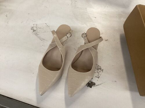 Slingback Pointed Toe Heels, Size 3.5 - Lot 495