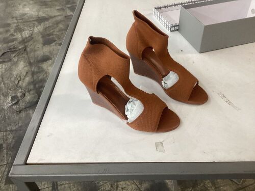 Newbella Mousse Fit Wedge Sandals, Size 10  - Lot 509