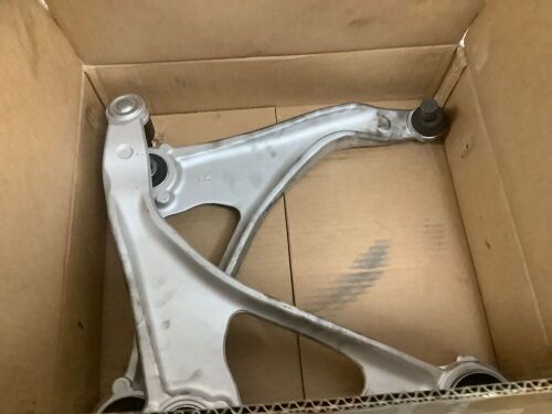 Set of 2 Control Arms for Unknown Vehicle - Lot 9542