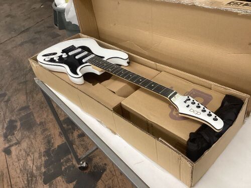 Beginner Electric Guitar Kit w/ Case, 10W Amp, Tremolo Bar - 39in  - Lot 657