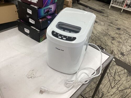 Magic Chef 27 lb. Portable Countertop Ice Maker in White  - Lot 694