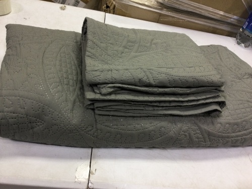 Quilted Blanket 106" x 96" and 2 pillow Covers 20 x 36 - Lot 294