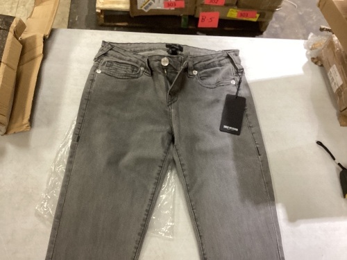 True Religion low rise skinny jeans waist 30 - Lot 398