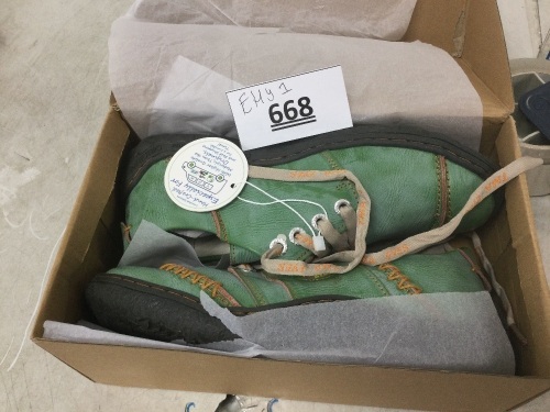 Womens Shoes Size 10 - Lot 668