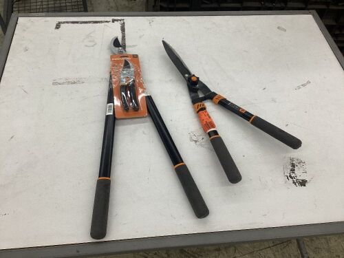 Fiskars 28 in. Bypass Lopper, 5.5 in. Bypass Pruner & 22 in. Wavy-blade Hedge Shears with Adjustable Blades  - Lot 616
