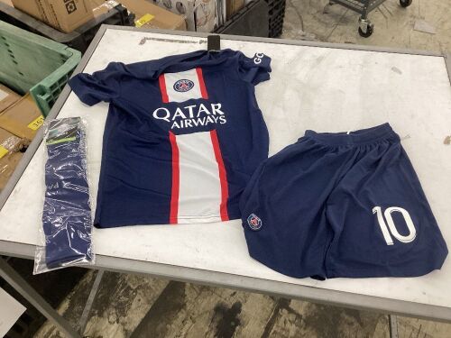 Kids Paris Saint Germain Soccer Outfit, Medium  - Lot 655