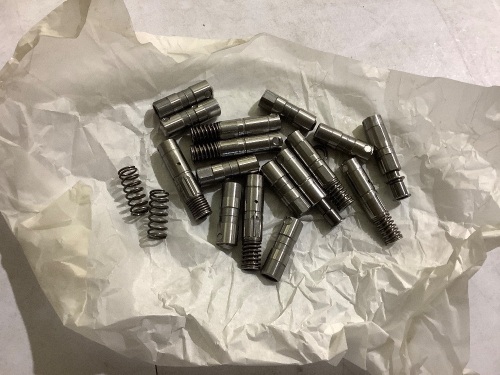16 Hydraulic valve guides for unknown vehicle  - Lot 772