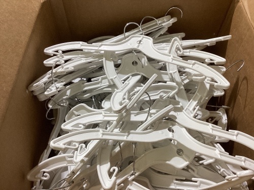 case of hangers - Lot 775